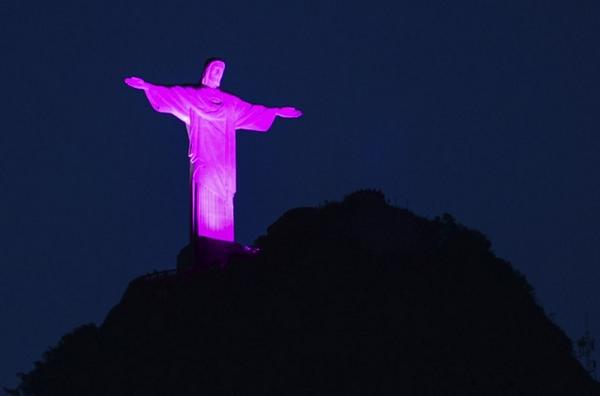 Brazilian Christ turns pink - VIDEO